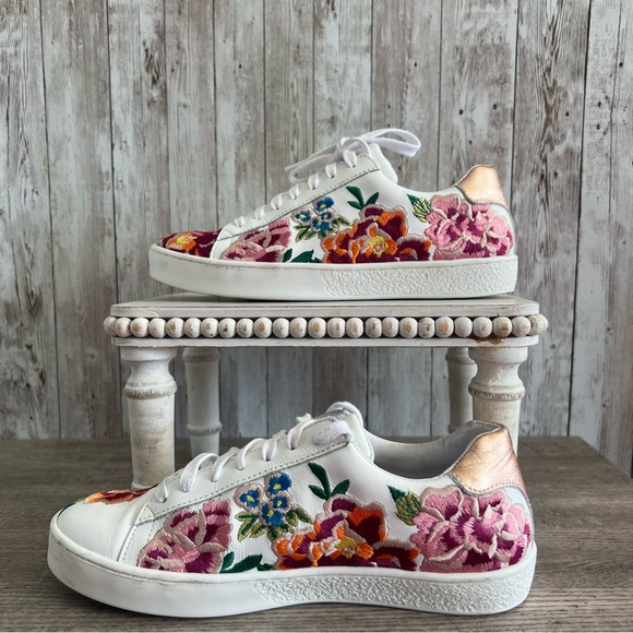Johnny Was White Floral Embroidered Low Top Sneakers Cottage Womens 6-6.5 - Picture 2 of 6